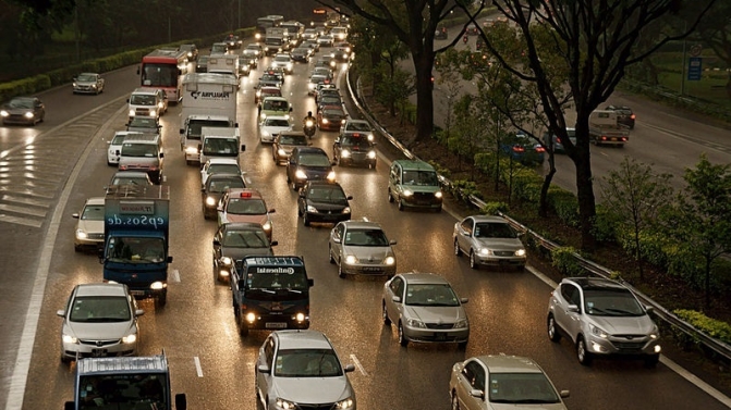 800px-Driving_Cars_in_a_Traffic_Jam