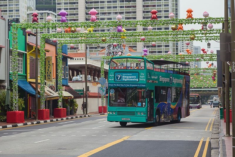 2016_Singapur,_Chinatown,_Ulica_South_Bridge,_Autobus_wycieczkowy_(01)