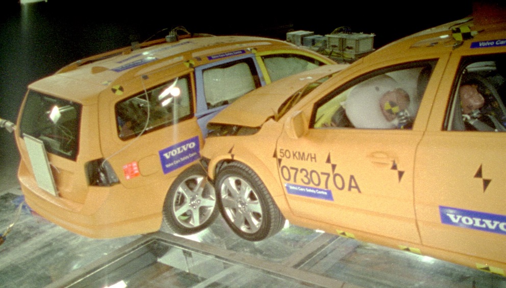 10924_Side_impact_crash_test_of_the_all-new_V70_XC70