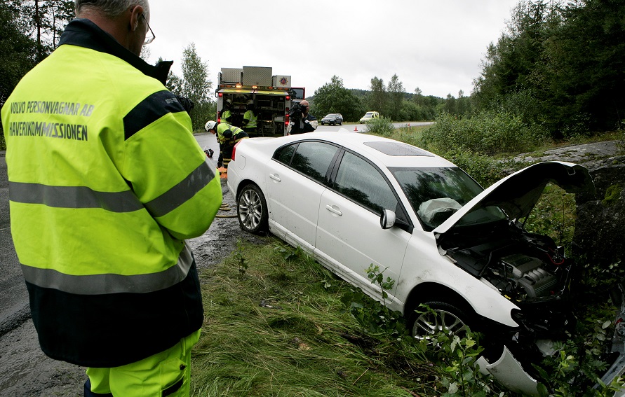12797_Volvo_Cars_accident_research_team_at_work