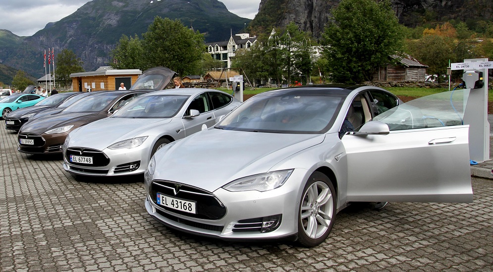Five_Tesla_Model_S_electric_cars_in_Norway