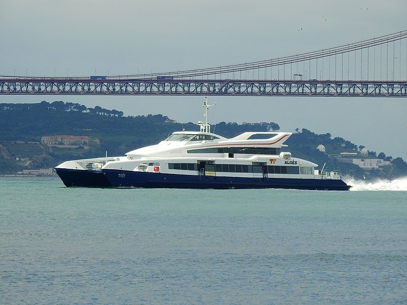 800px-Algés_ferry_in_Lisbon_-_April_2019